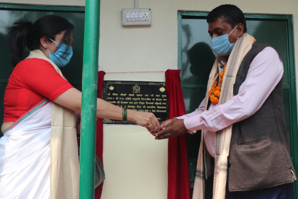 सैनिक श्रीमती संघद्वारा राहत सामाग्री हस्तान्तरण