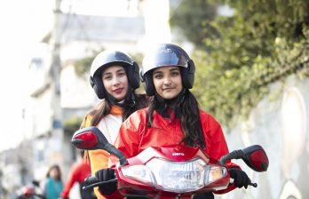 पठाओ राइडरले ज्याकेट र ट्राउजर नलगाउने