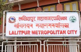 ललितपुर सहरलाई सुन्दर बनाउन जुट्यो महानगर, पोलमा टाँसिएका पर्चा हटाइँदै
