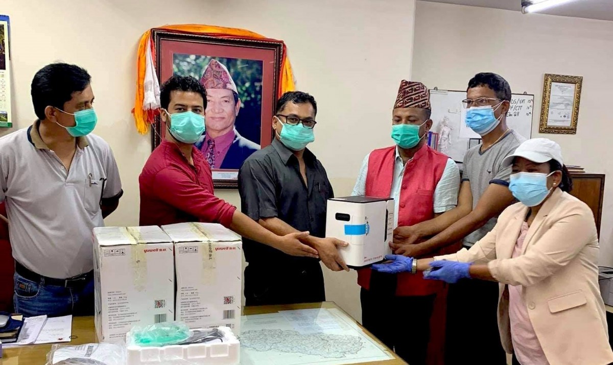 गोरखा र चितवनका ग्रामीण भेगका स्वास्थ्य केन्द्रलाई लक्ष्मण बाबु ट्रष्टद्धारा स्वास्थ्य साम्रग्री प्रदान