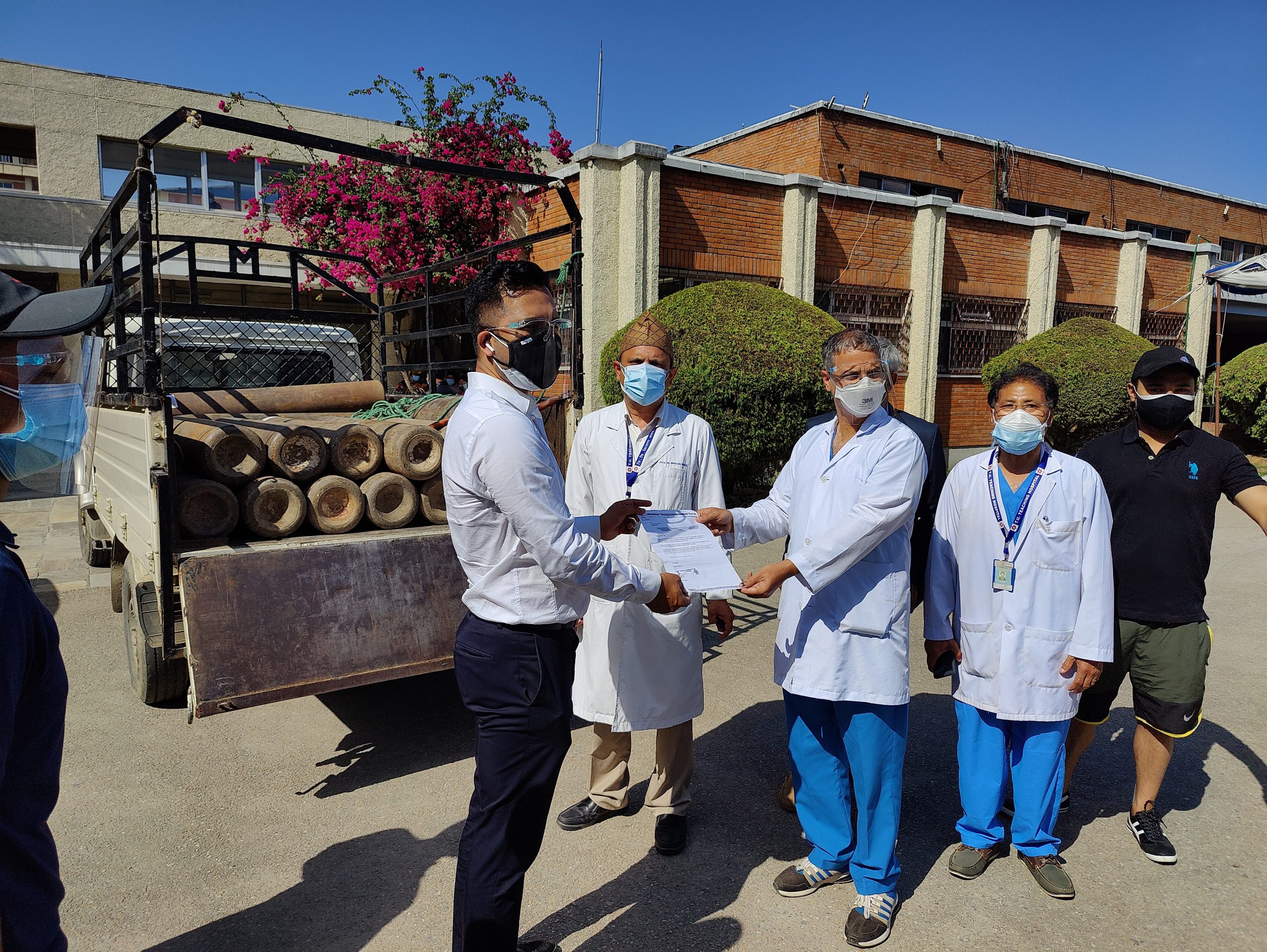 नेपाली युवा उद्यमी मञ्च अस्पतालक र शिक्षण अस्पताललाई अक्सिजन सिलिन्डर प्रदान