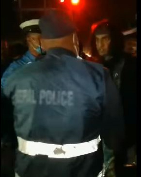 मध्यरात ट्राफिक प्रहरी र पारस शाहबिच महाराजगन्जमा भनाभन