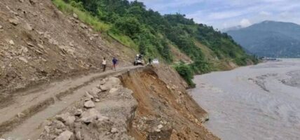  केही दिनदेखि अवरुद्ध हेलम्बु राजमार्ग सञ्चालनमा