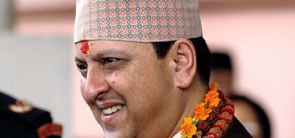 पूर्वराजा ज्ञानेन्द्रले दशैंको टीका शुभेच्छुकलाई लगाइदिने