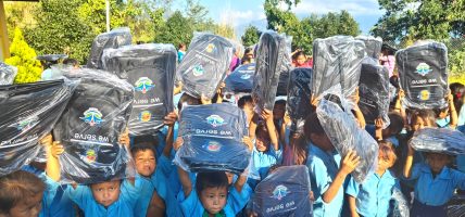 लायन्स क्लब अफ काठमाडौं पद्मपानीद्वारा चाराकिलाका चेपाङ बालबालिकालाई शैक्षिक सामग्री वितरण