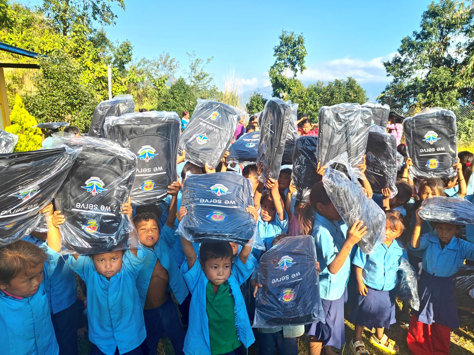 लायन्स क्लब अफ काठमाडौं पद्मपानीद्वारा चाराकिलाका चेपाङ बालबालिकालाई शैक्षिक सामग्री वितरण