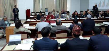 ऋण लिएर भए पनि स्वास्थ्य बिमा सेवा निरन्तर राख्ने प्रधानमन्त्रीको प्रतिबद्धता