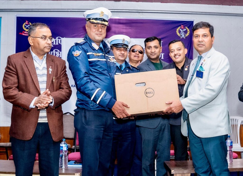 रोटरी क्लब अफ नागार्जुनले दियो ट्राफिक प्रहरीलाई  उच्च गुणस्तरको कम्प्युटर